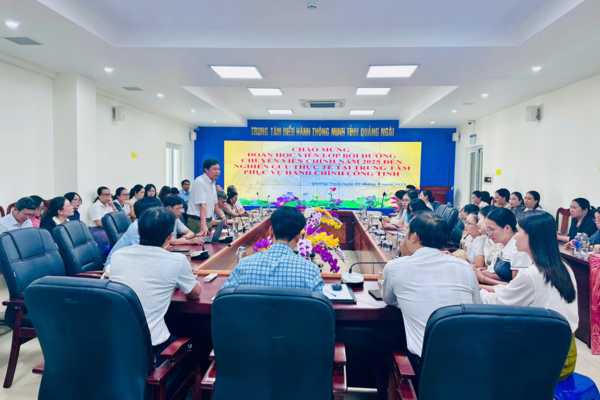 Lãnh đạo Trung tâm Hành chính công tỉnh trao đổi với học viên Lớp bồi dưỡng chuyên viên chính năm 2025