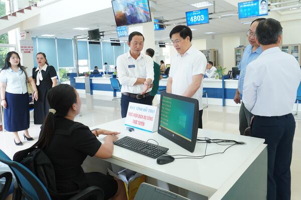 Đoàn công tác của Bộ Nội vụ đến thăm, khảo sát thực tế tại Trung tâm Phục vụ hành chính công tỉnh
